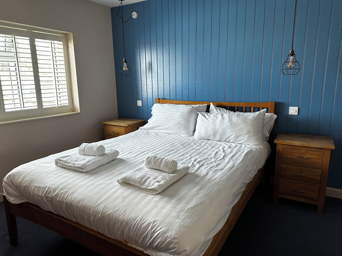Bedroom 4, The Castle Hotel, Ceredigion