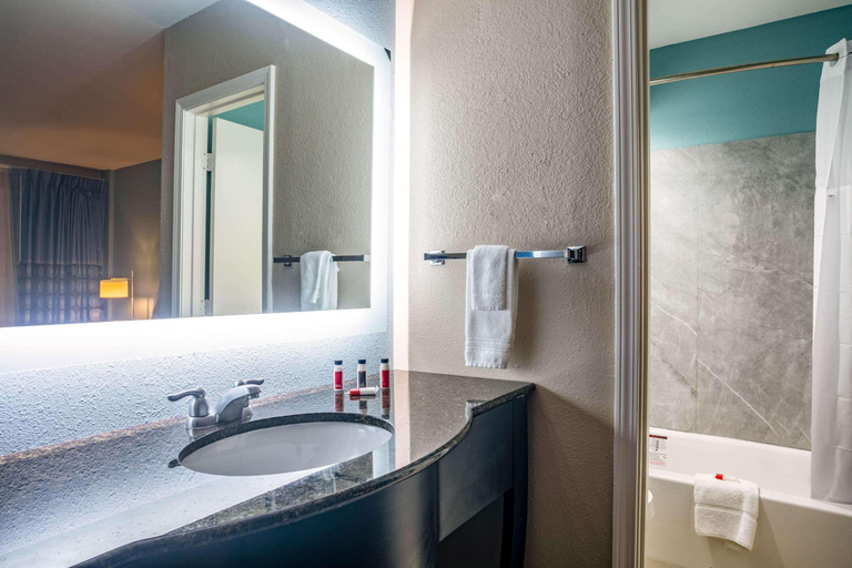 Bathroom 4, Super 8 by Wyndham Mobile I-65, Mobile