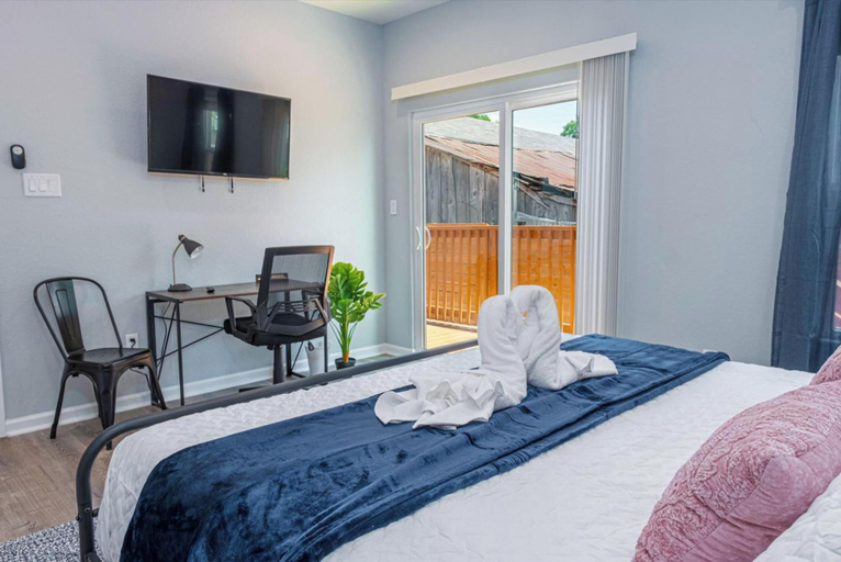 Bedroom 2, Heaven-sent Convenient 4br/ 3BA Near Downtown, Bexar