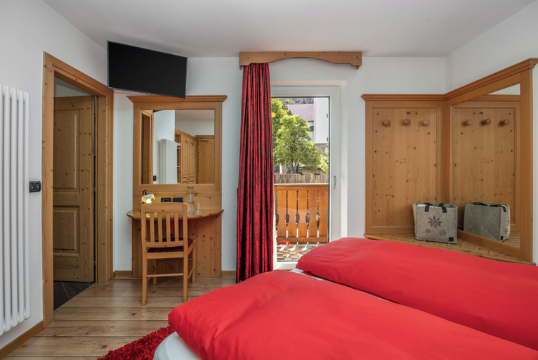 Bedroom 3, Hotel Tirol Natural Idyll, Trento