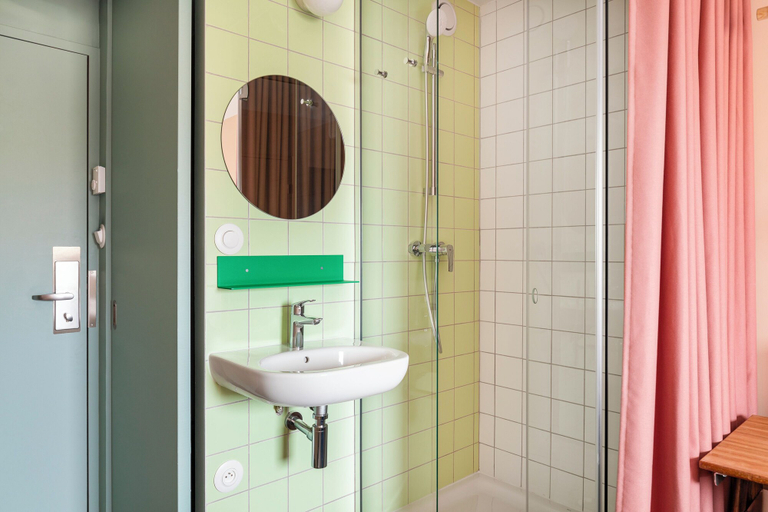 Bathroom 5, greet Hotel Nice Aéroport Promenade des Anglais, Alpes-Maritimes