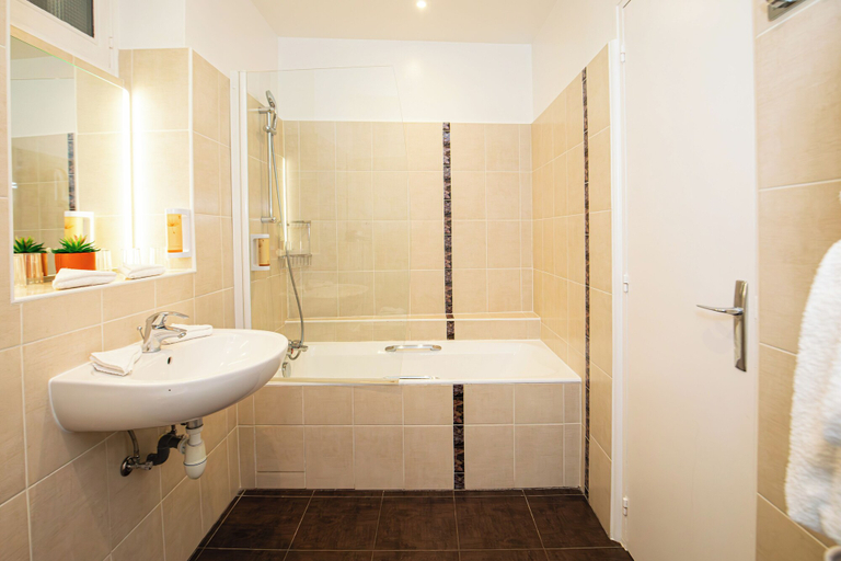 Bathroom 4, Hotel de Paris Montparnasse, Paris