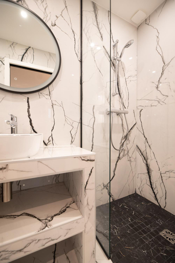 Bathroom 3, Lovely Home - LOUVRE MUSEUM, Paris