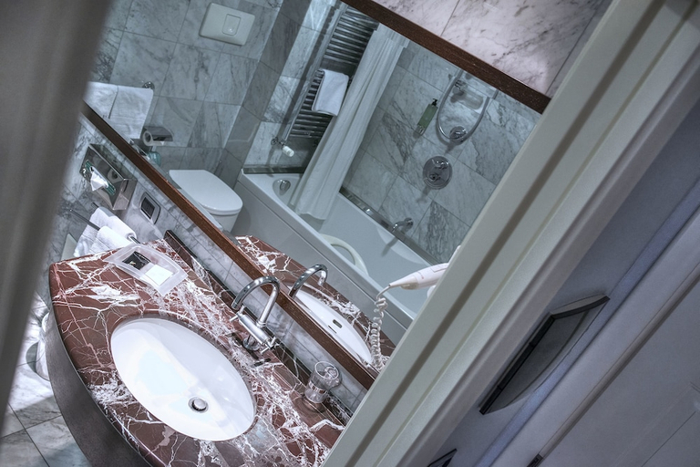 Bathroom 4, Italiana Hotels Cosenza, Cosenza