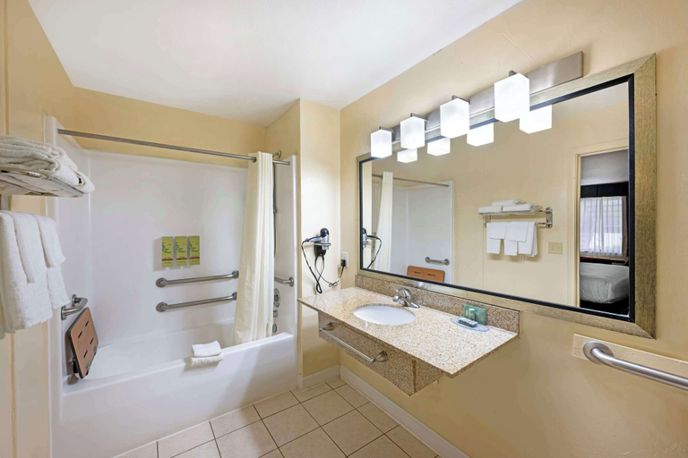 Bathroom 5, Best Western Snyder Inn, Scurry