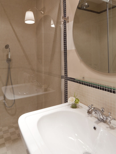 Bathroom 5, Palazzo Branchi, Florence