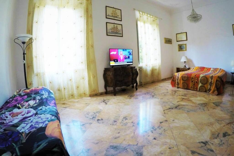 GABRY'S HOME Three-Bedroom Big Apartment near city center & train station to Pisa and Florence & fer, Livorno