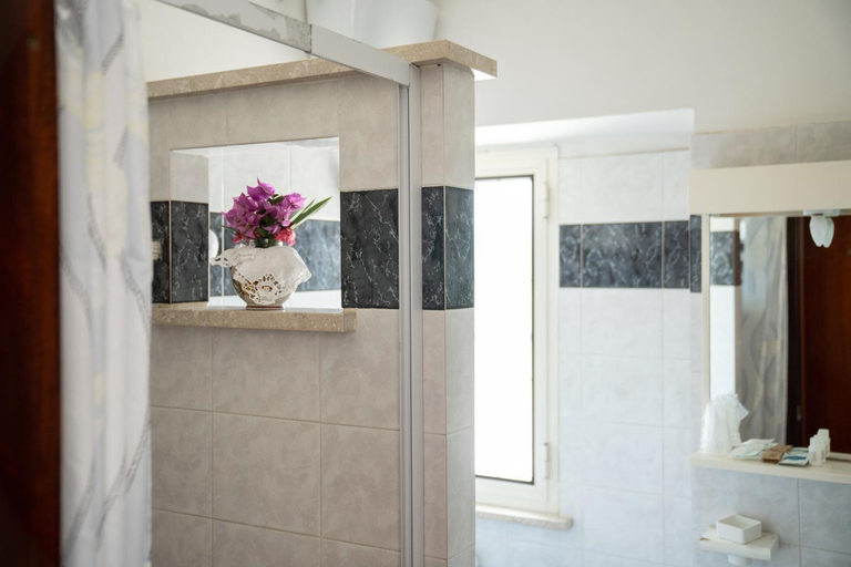 Bathroom 5, Hotel Vittoria, Latina