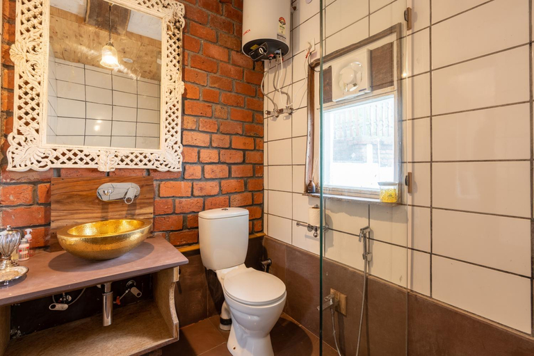 Bathroom, SaffronStays Hydrangea Hill - with Valley Views, Fireplace & Family Celebrations, Nainital
