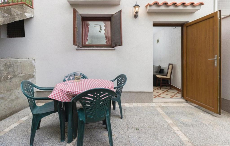Others 3, Apartmani Cizmesija, Tkon