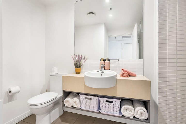 Bathroom, Marina View Queen Bed Studio Apartment; Pool & Gym, Cairns