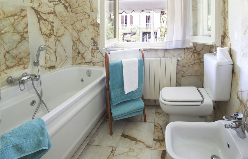 Bathroom 3, President, Lucca