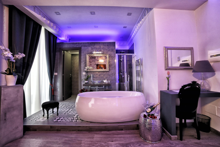 Bathroom 4, Bourbon House, Napoli