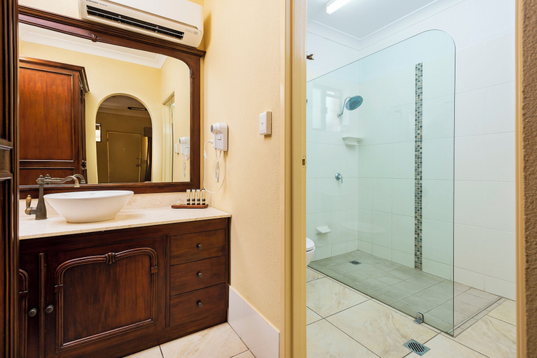 Bathroom 4, Overlander Homestead Motel, Roma