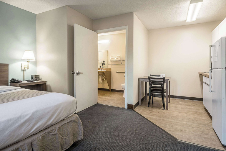 Bedroom 3, Suburban Studios of Wilmington, New Hanover