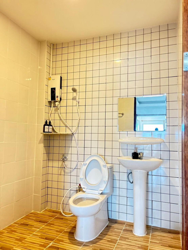 Bathroom 2, Los Inn Nakhon ลอส อินน์ นคร, Muang Nakhon Phanom