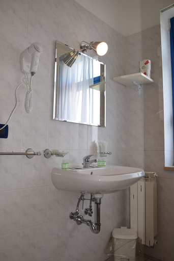 Bathroom 4, Miramare, Catania