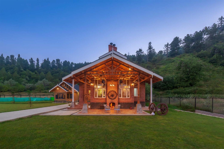 Exterior & Views
