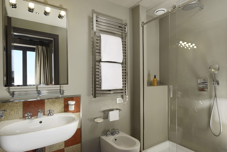 Bathroom 3, Universo, Florence