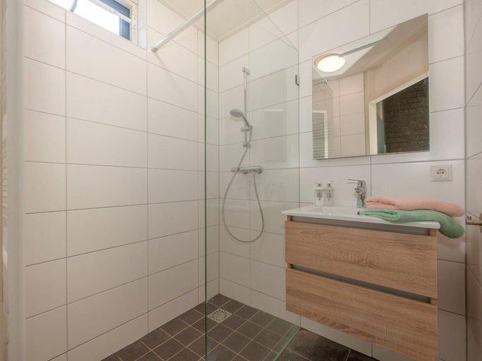Bathroom 2, Restyled Bungalow with Dishwasher near Nature Reserve, Weert
