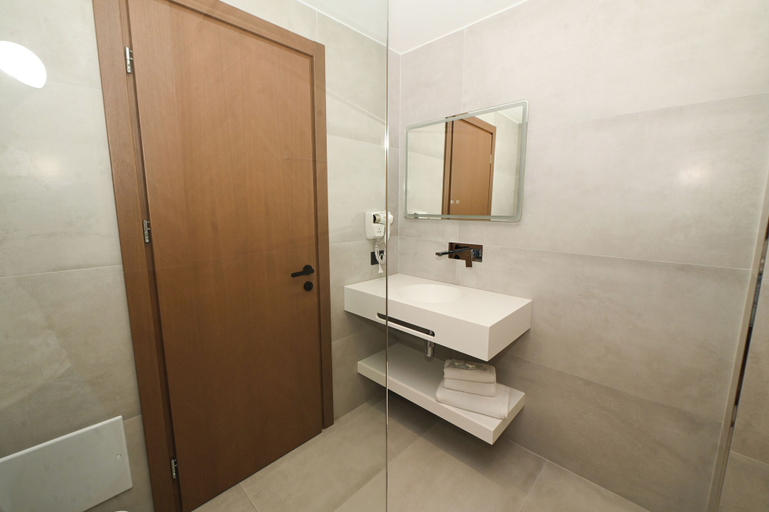 Bathroom 3, Monun Hotel, Sarandës