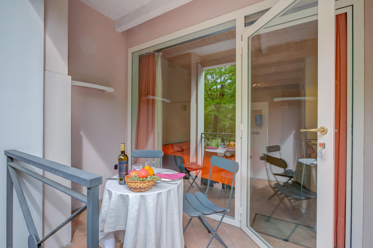 Room 5, Orange Apartment Desenzano With Wi-fi, Brescia