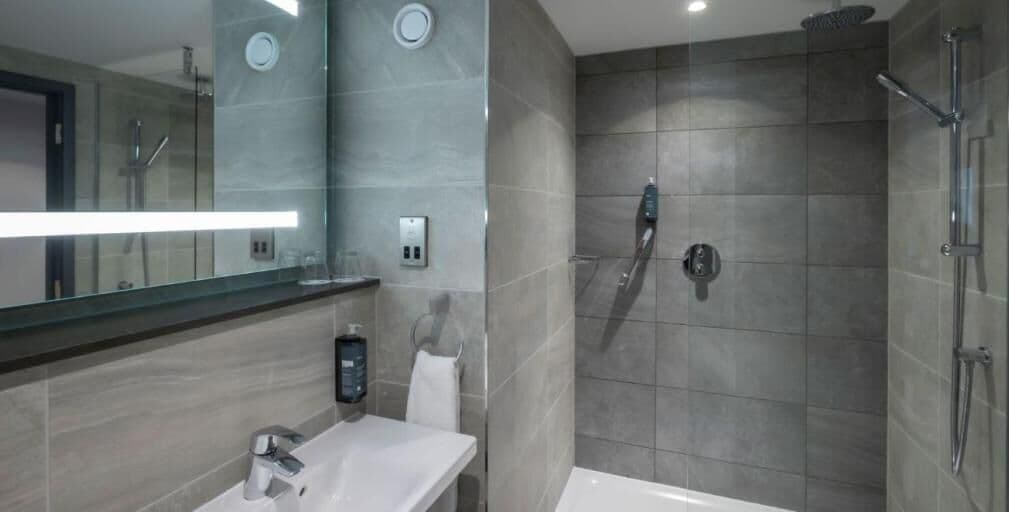 Bathroom 4, Maldron Hotel Brighton City Centre, Brighton and Hove