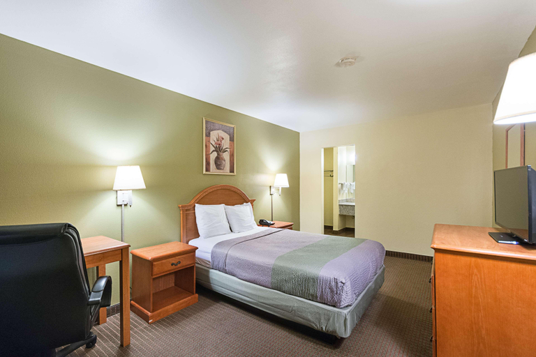 Bedroom 3, Super 8 Motel - Livingston, Polk
