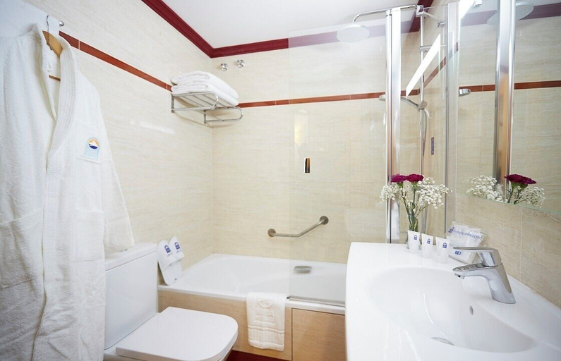 Bathroom 5, Invisa Hotel La Cala, Baleares