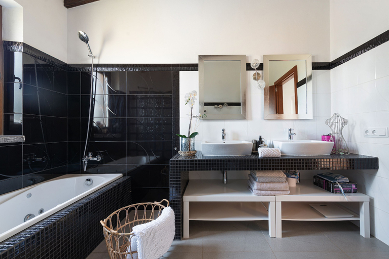Room 3, Bellpuig in Art With 4 Bedrooms and 2 Bathrooms, Baleares