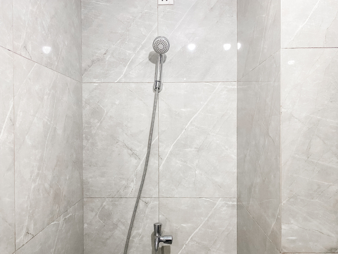 Bathroom 5, Cozy and Good Studio Sayana Bekasi Apartment By Travelio, Bekasi