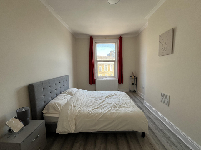Bedroom 3, New Spacious 4 Bed Apartment in Kew Bridge, London