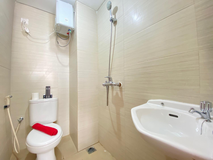 Bathroom 4, Sunnyside Studio Room at Apartment Gateway Pasteur near Exit Toll Pasteur By Travelio, Bandung