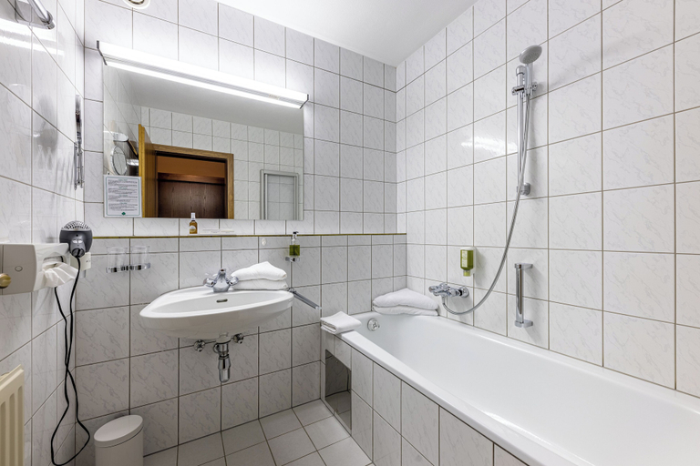 Bathroom 3, Hotel Gletscherblick, Imst