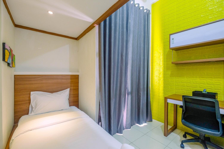Cozy Studio with Bunk Bed at Dave Apartment near UI By Travelio, Depok