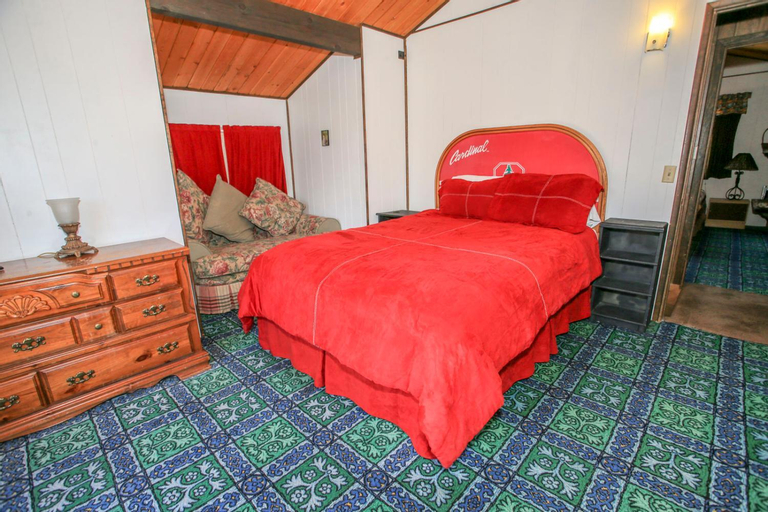 Bedroom 2, Cardinal Ridge - Rustic cabin with stellar outdoor features! Wrap-around deck and large yard!, San Bernardino