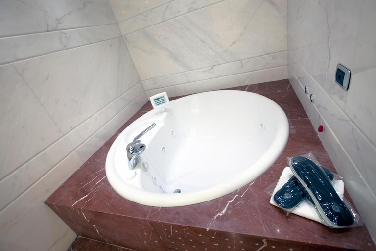 Bathroom 3, Papillo, Rome