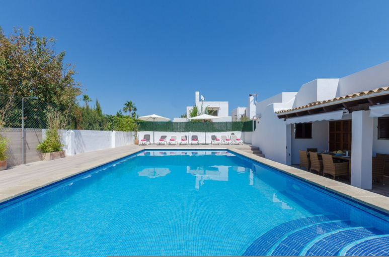 Room 4, Murta 26 in Sa Coma With 4 Bedrooms and 3 Bathrooms, Baleares