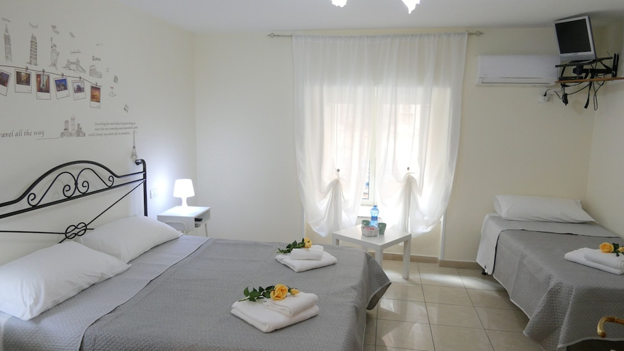 Bedroom 2, B&B Dimora Cirillo, Napoli