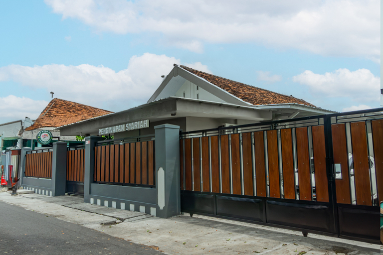 Exterior & Views 2, OYO 93526 Cut Nyadin Syariah, Kediri