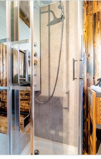 Others 2, Roulotte du puits avec jacuzzi et sauna privatif, Hainaut