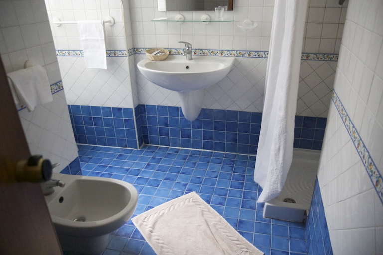 Bathroom 4, Nuovo Rebecchino, Napoli