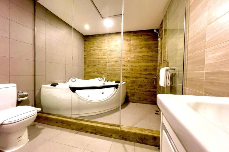 Bathroom, Dragon Beach Hotel, Muharraq