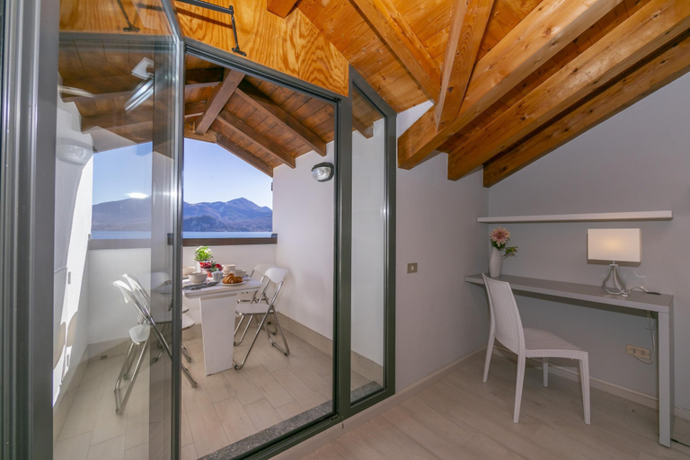 Room 5, Blu Lake Apartment on Ghiffa Beach, Verbano-Cusio-Ossola