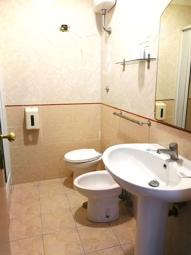 Bathroom 4, Hotel Zara, Napoli