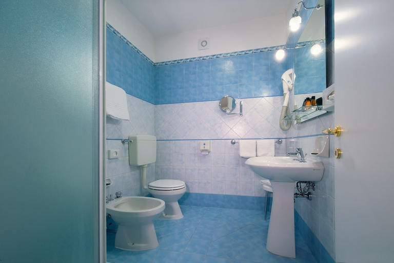 Bathroom 4, CDH Hotel Modena, Modena