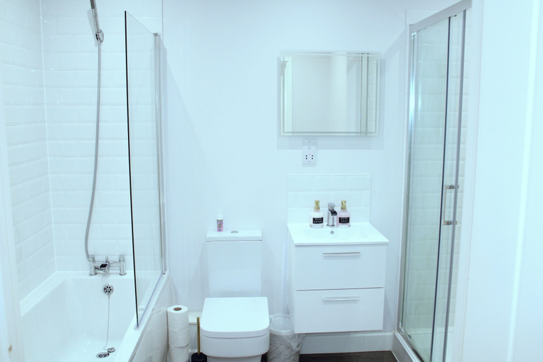 Bathroom 4, Spacious 2 Bedroom Apartment in Margate, Kent