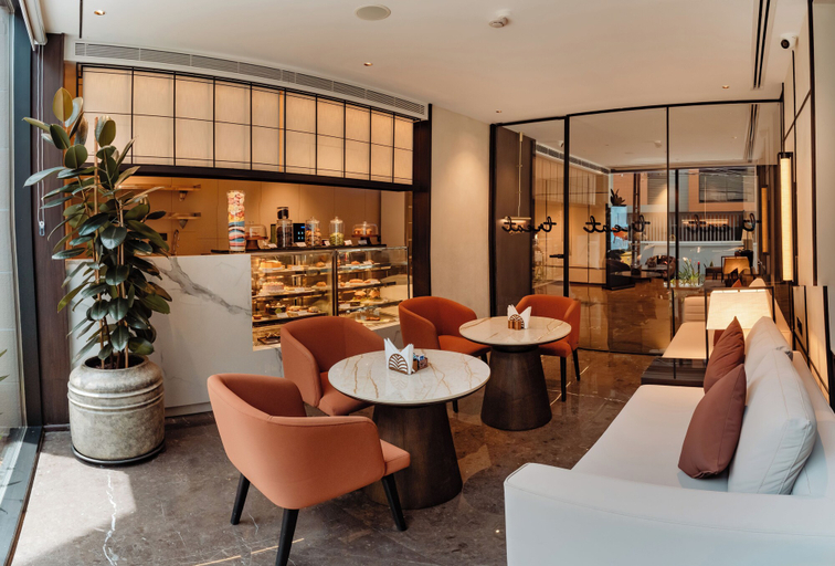 Food & Drinks 5, Travancore Court, Ernakulam
