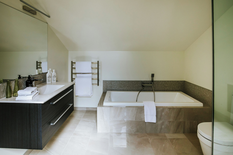 Bathroom, Number 3 - Family Friendly - Sleeps 8, Queenstown-Lakes