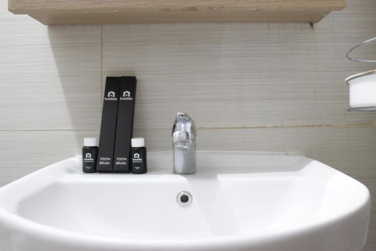 Bathroom 3, Deluxe 3BR @ Gateway Pasteur Apartment By Travelio, Bandung